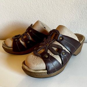 LIKE NEW Sz 10 Dansko Serena Leather Sandal Clog Mule with Flower Cutouts